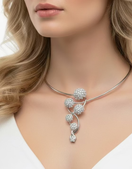 Collana unica nel suo genere con denari di diamanti naturali da 4,76 carati in argento sterling.