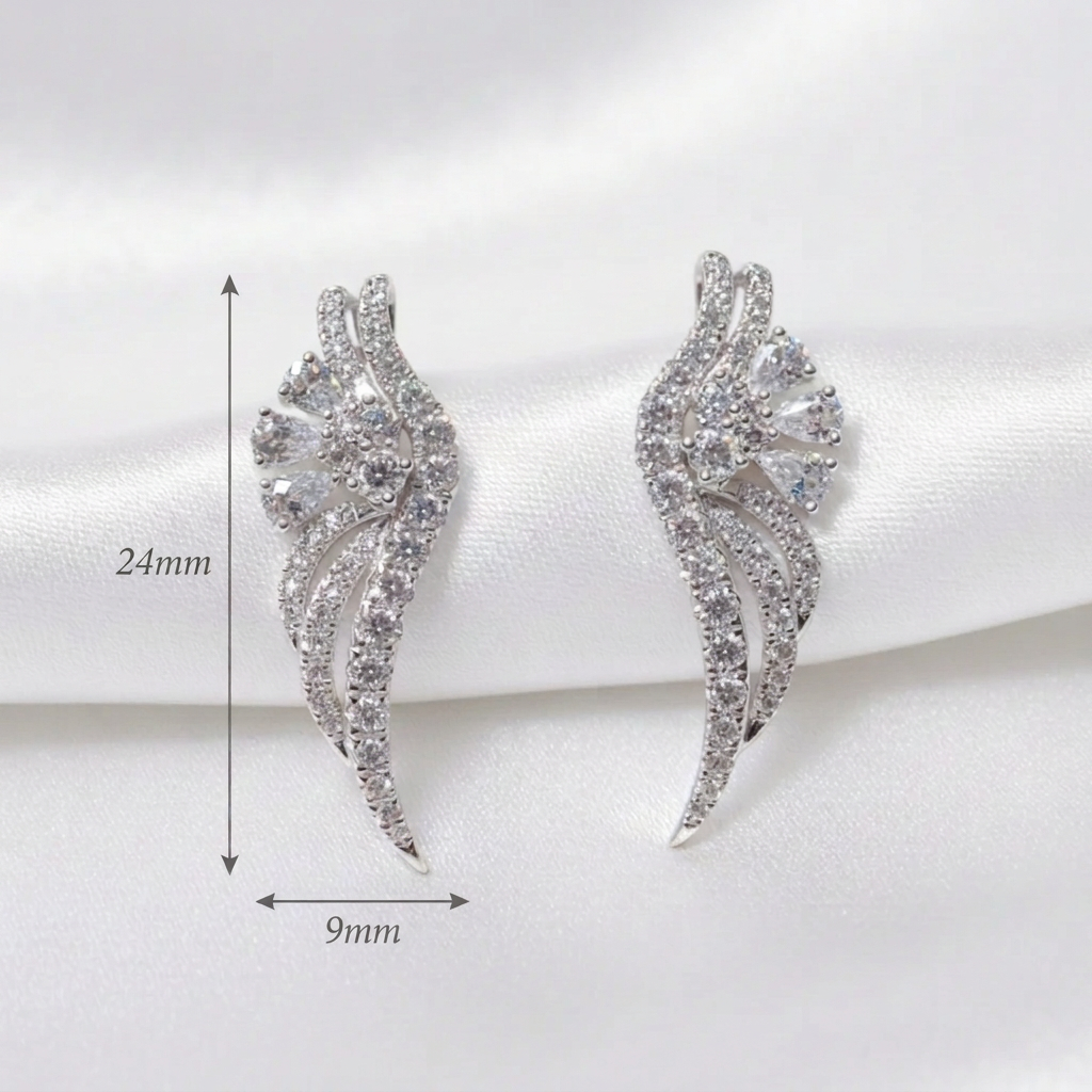 Orecchini a perno a forma di ala con diamanti naturali VS, colore G, in platino.