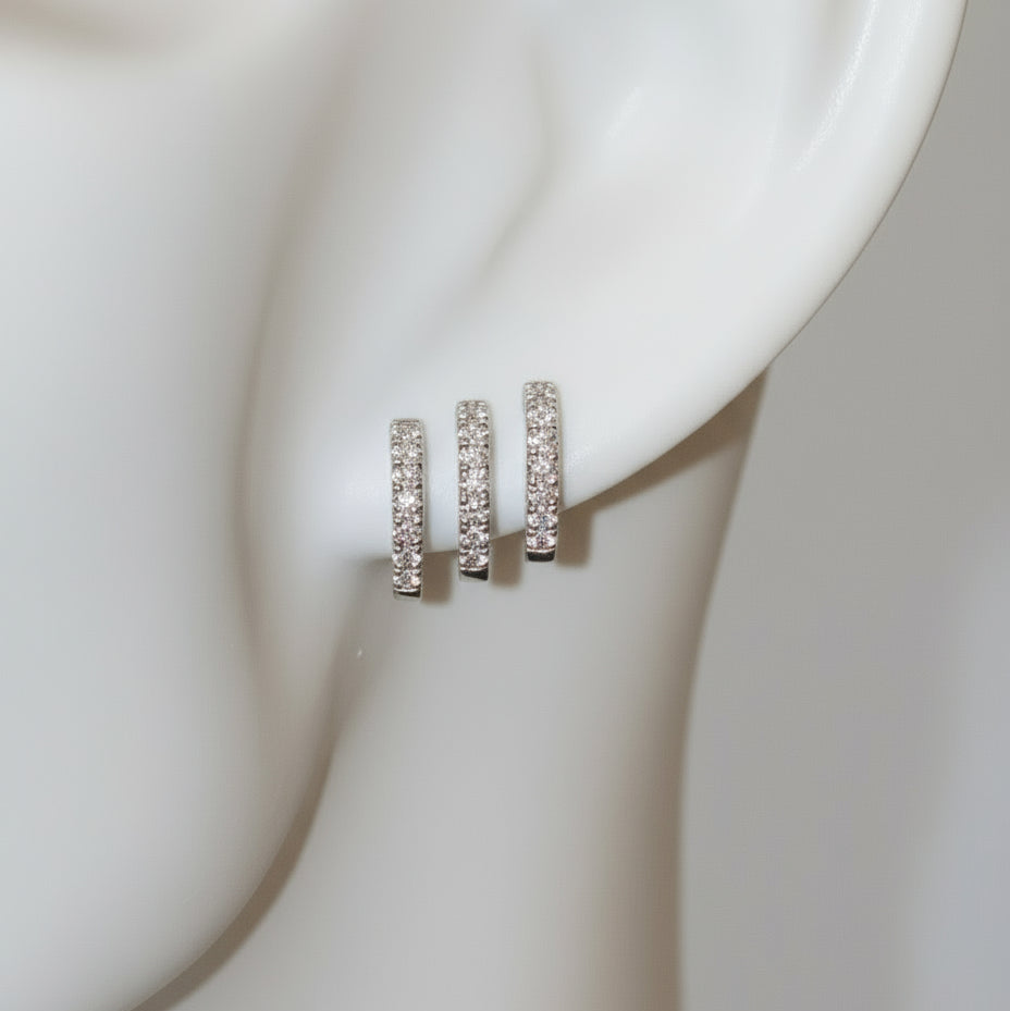 Orecchini a perno multifila in oro massiccio 18 carati con diamanti naturali.