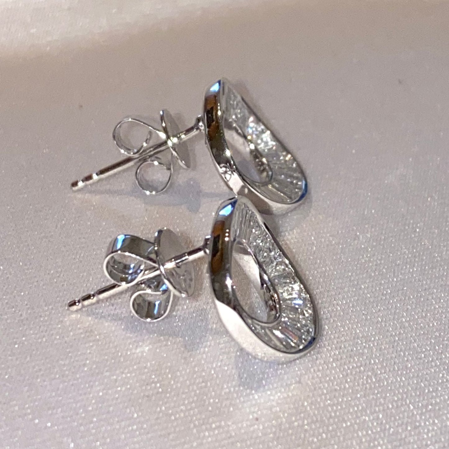 18k solid gold 1.15CT VS clarity, G colour tapper diamond circle earrings (Size 13mm)