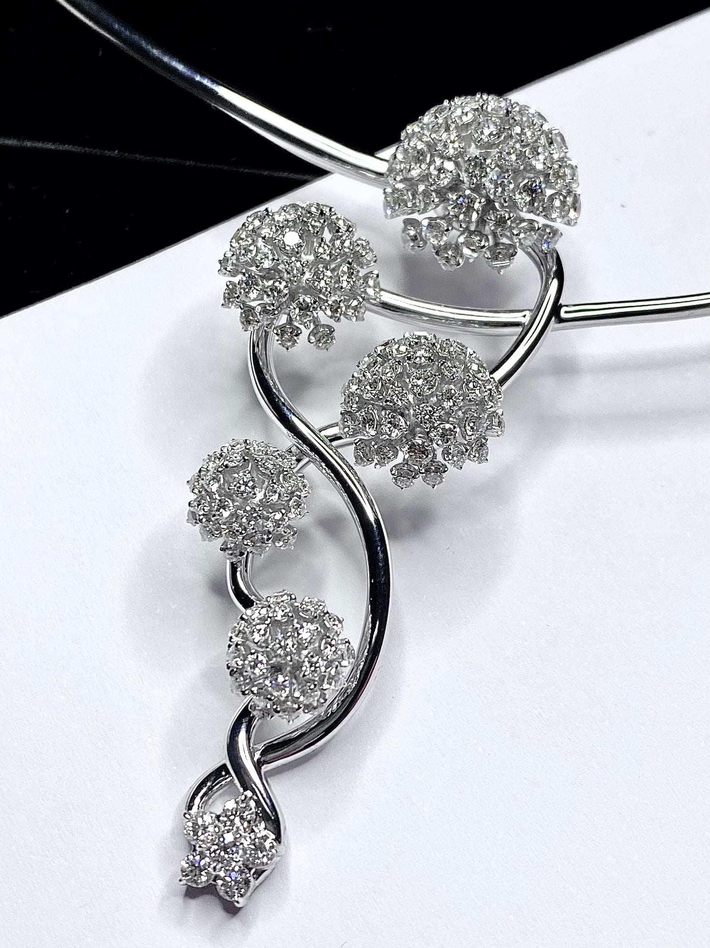 Collana unica nel suo genere con denari di diamanti naturali da 4,76 carati in argento sterling.