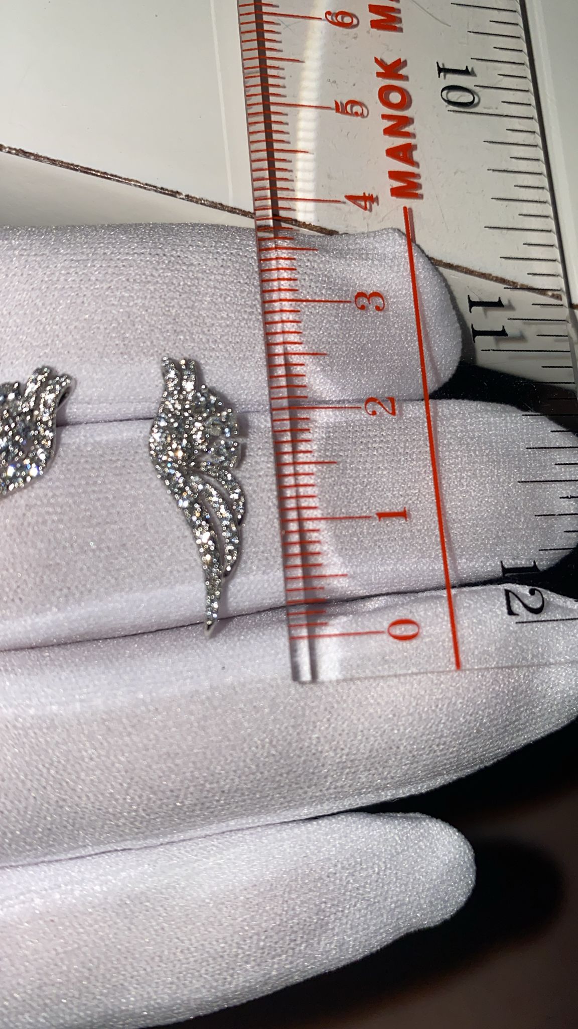 Orecchini a perno a forma di ala con diamanti naturali VS, colore G, in platino.