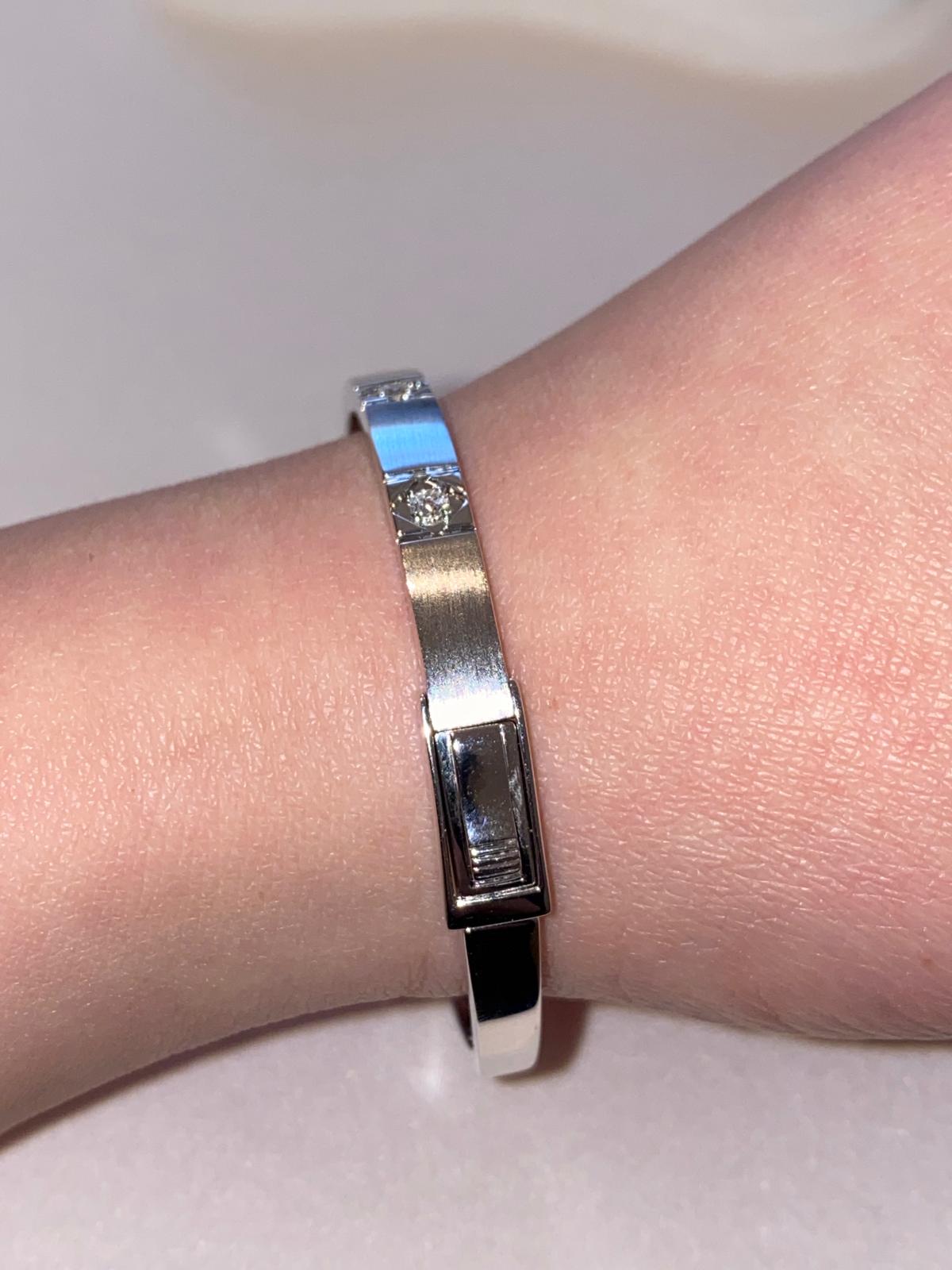 Bracciale rigido in argento sterling con diamanti naturali da 0,32 carati.