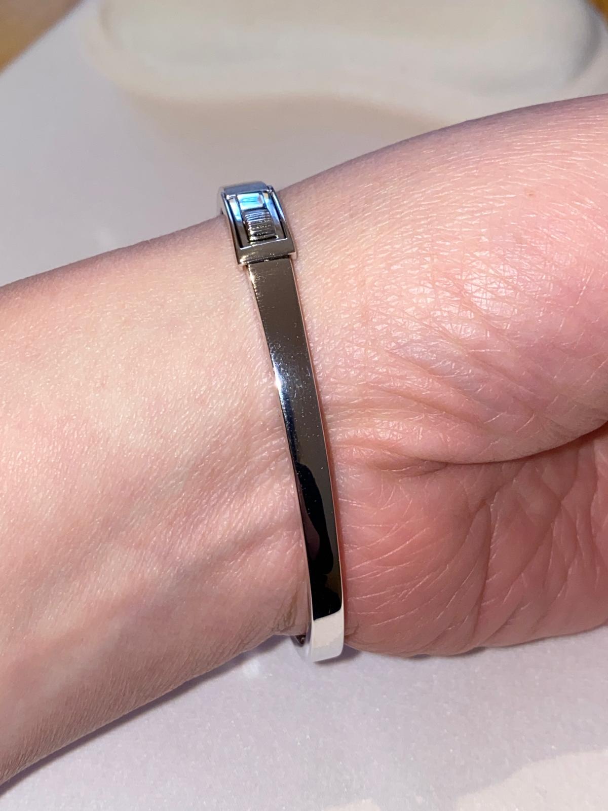 Bracciale rigido in argento sterling con diamanti naturali da 0,32 carati.