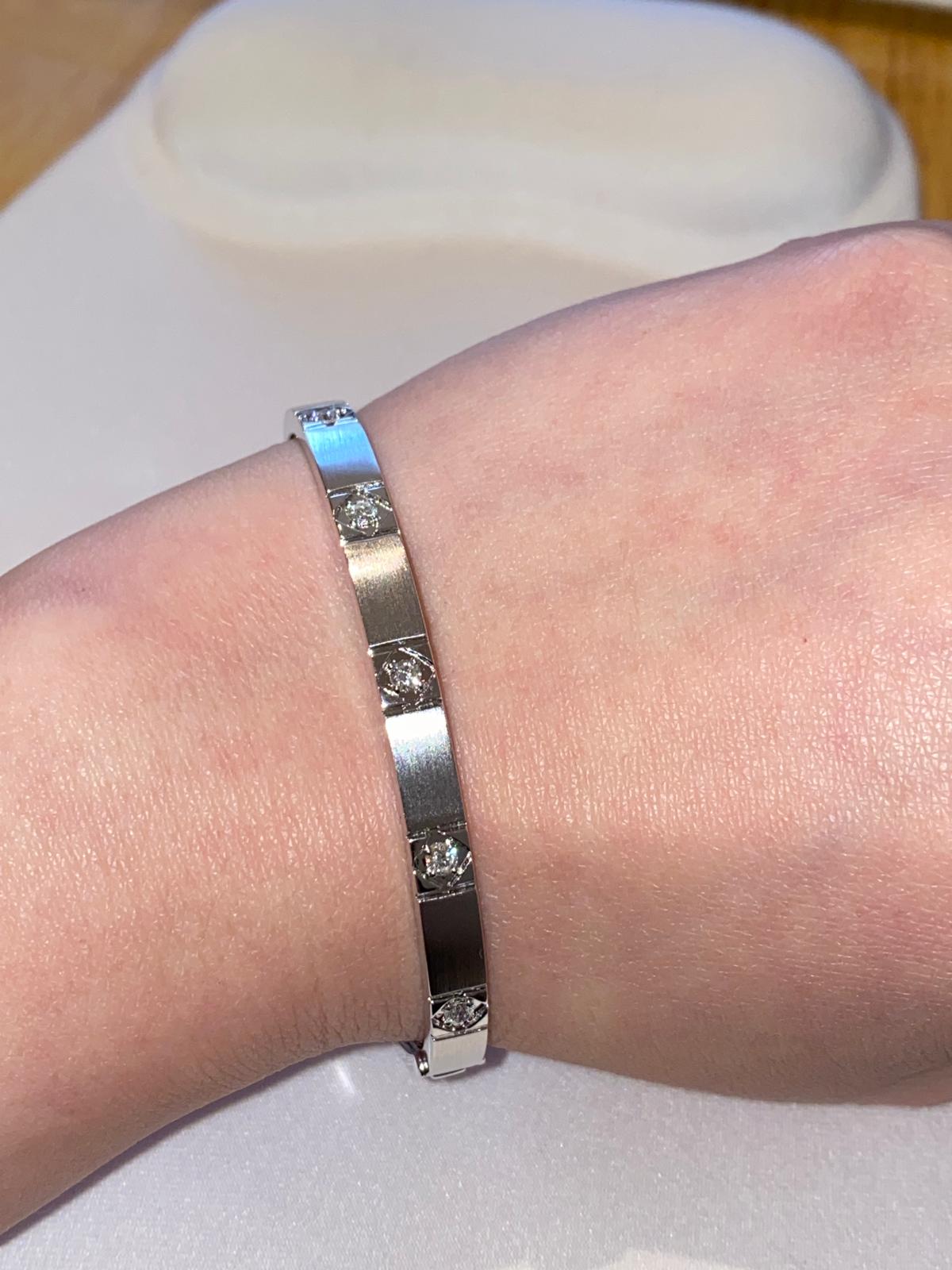 Bracciale rigido in argento sterling con diamanti naturali da 0,32 carati.