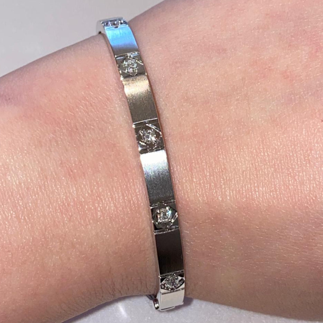 Bracciale rigido in argento sterling con diamanti naturali da 0,32 carati.