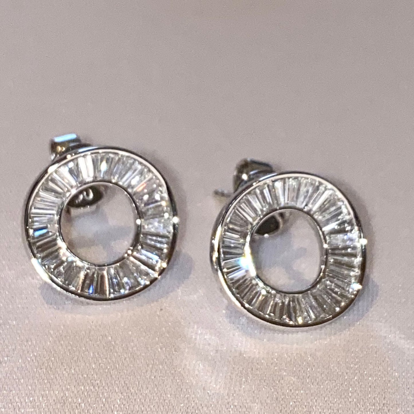 Orecchini a cerchio affusolati in oro massiccio 18 carati con diamanti da 1,15 ct (misura 13 mm)