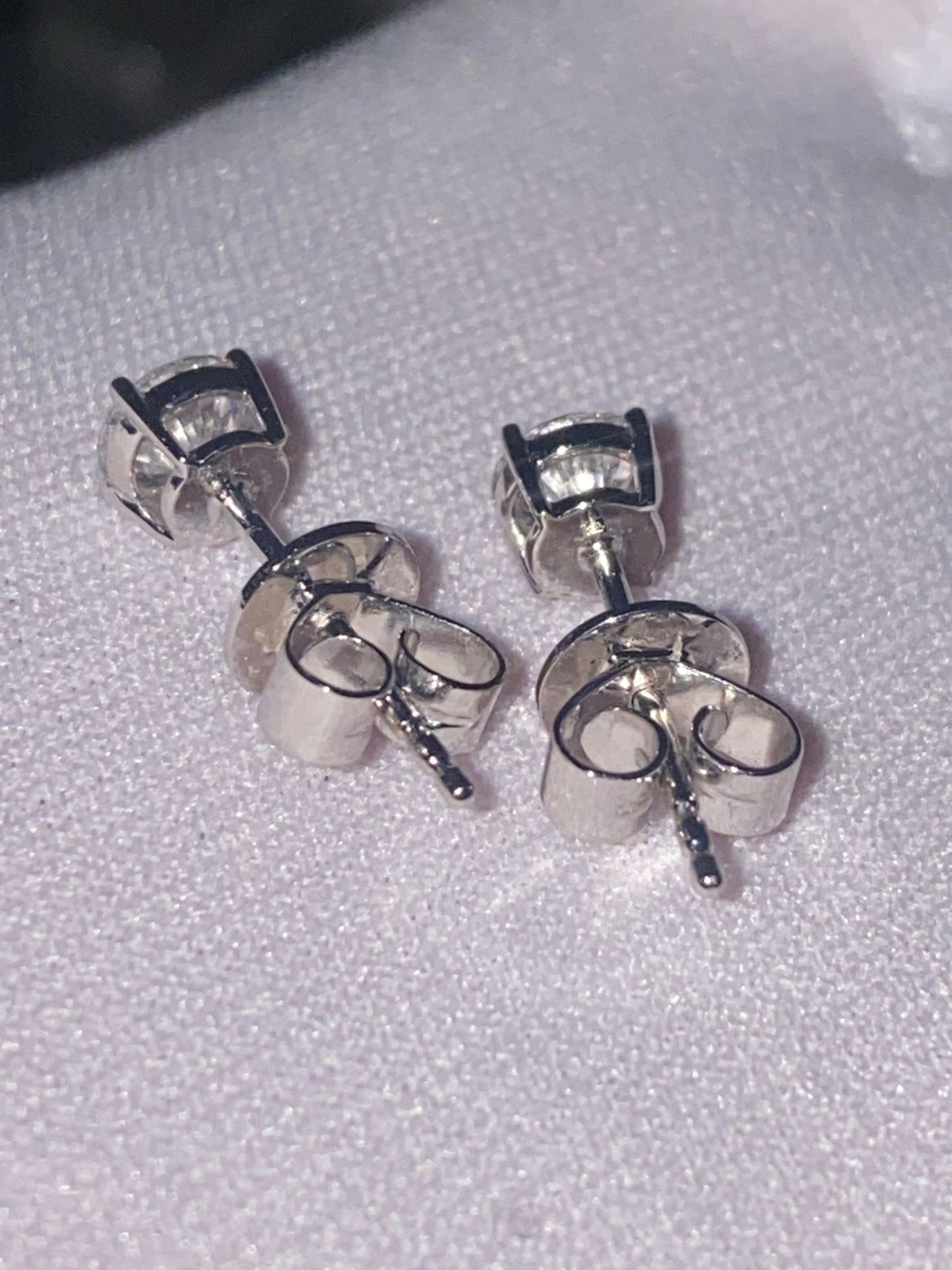 Coppia di orecchini solitari in oro massiccio 18 carati con diamante GIA SI1 colore G da 1,00 carato (ordine personalizzato, tempi di consegna 3 settimane)