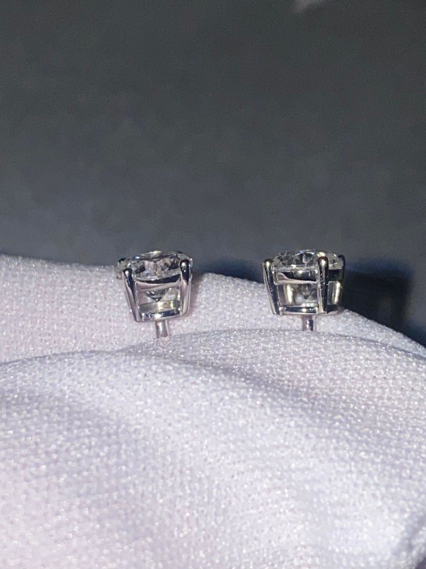 Coppia di orecchini solitari in oro massiccio 18 carati con diamante GIA SI1 colore G da 1,00 carato (ordine personalizzato, tempi di consegna 3 settimane)