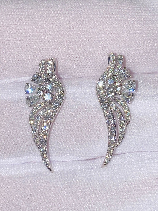 Orecchini a perno a forma di ala con diamanti naturali VS, colore G, in platino.