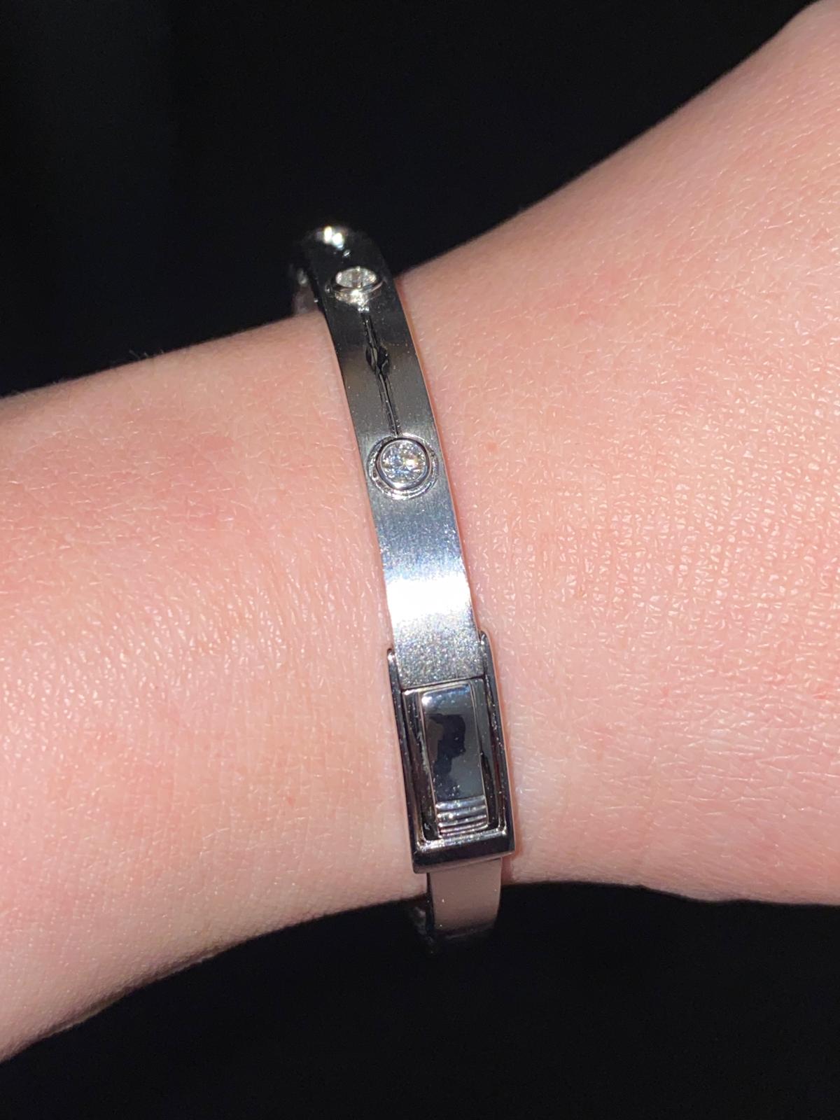 Bracciale rigido in argento sterling con diamante naturale incastonato a castone e forma a foglia.