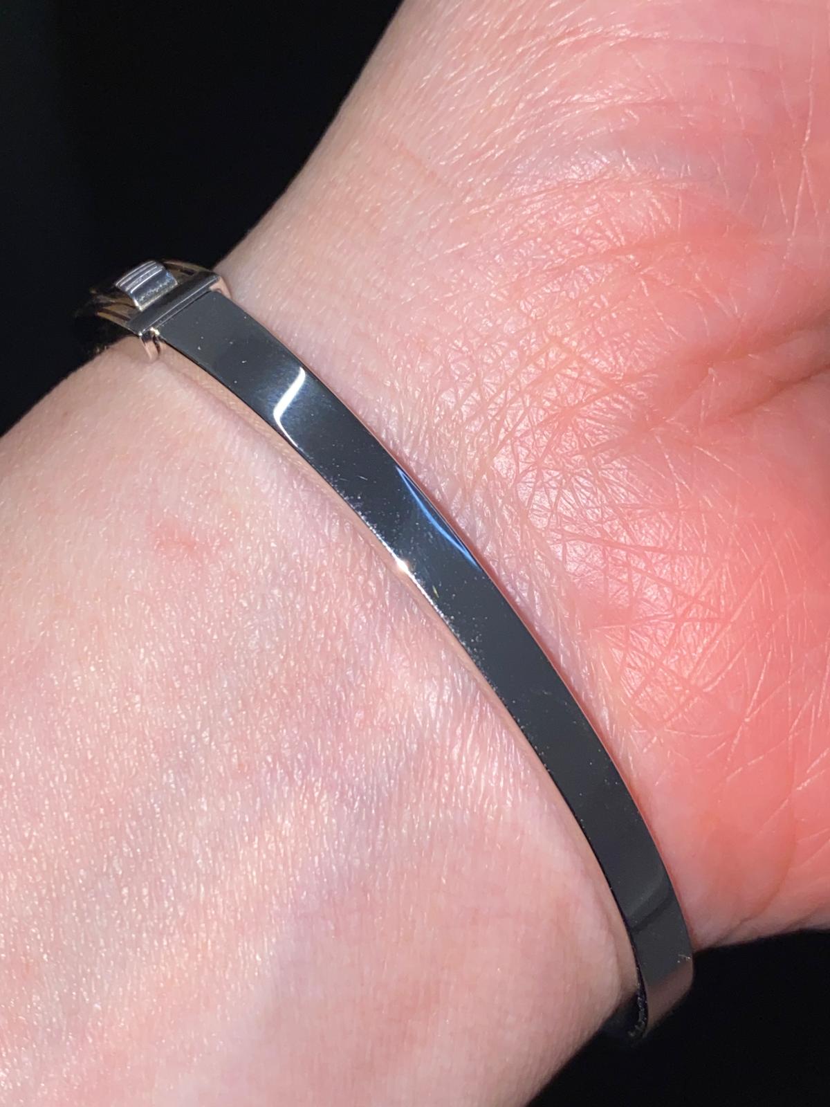 Bracciale rigido in argento sterling con diamante naturale incastonato a castone e forma a foglia.