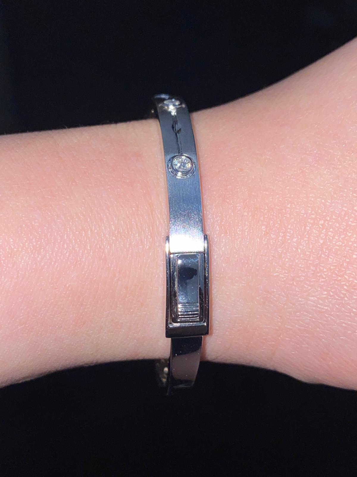 Bracciale rigido in argento sterling con diamante naturale incastonato a castone e forma a foglia.