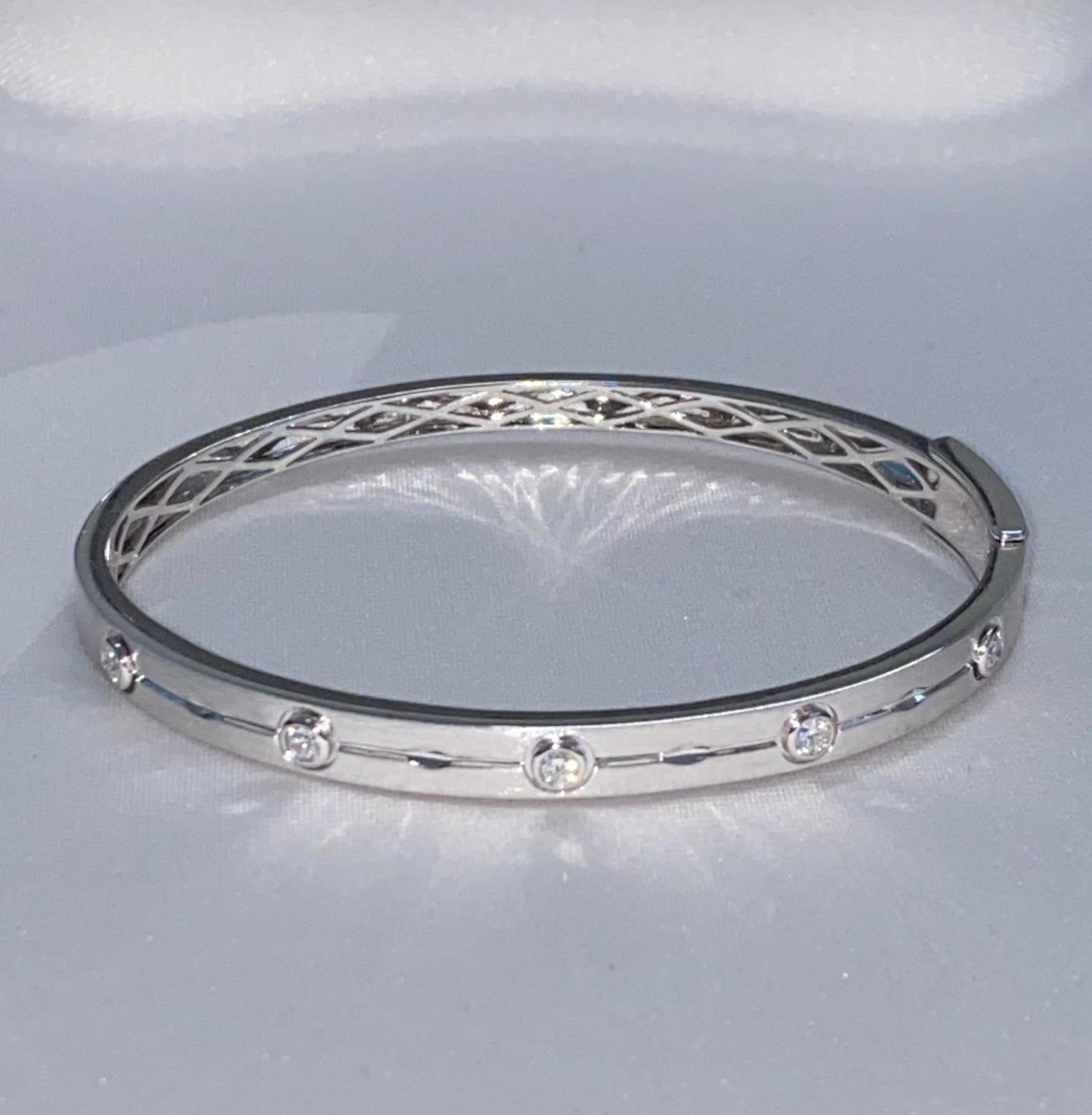 Bracciale rigido in argento sterling con diamante naturale incastonato a castone e forma a foglia.