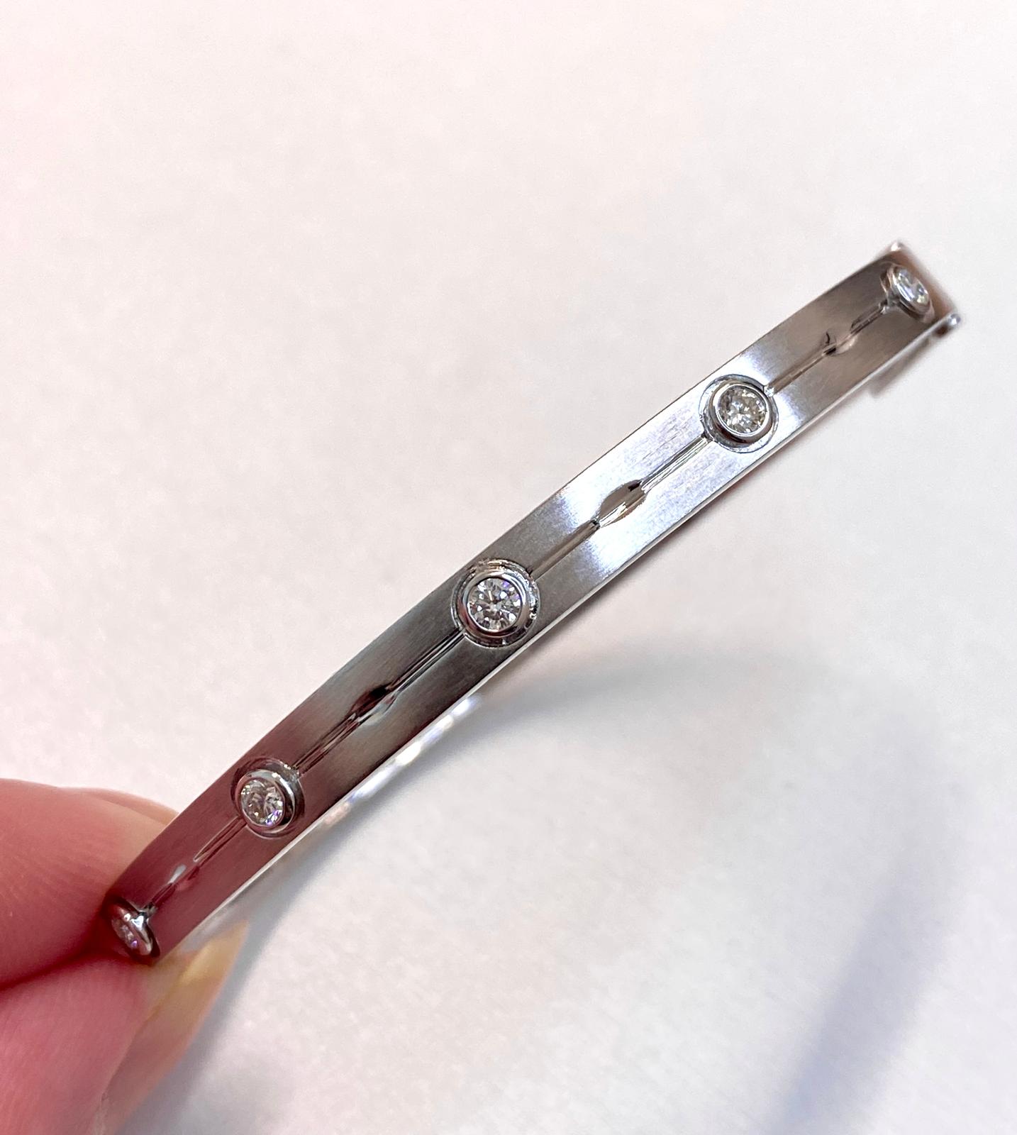 Bracciale rigido in argento sterling con diamante naturale incastonato a castone e forma a foglia.