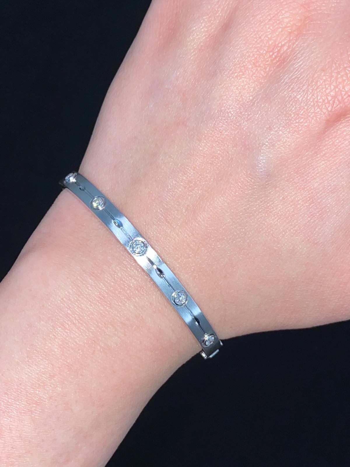 Bracciale rigido in argento sterling con diamante naturale incastonato a castone e forma a foglia.