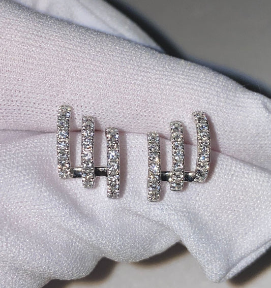 Orecchini a perno multifila in oro massiccio 18 carati con diamanti naturali.