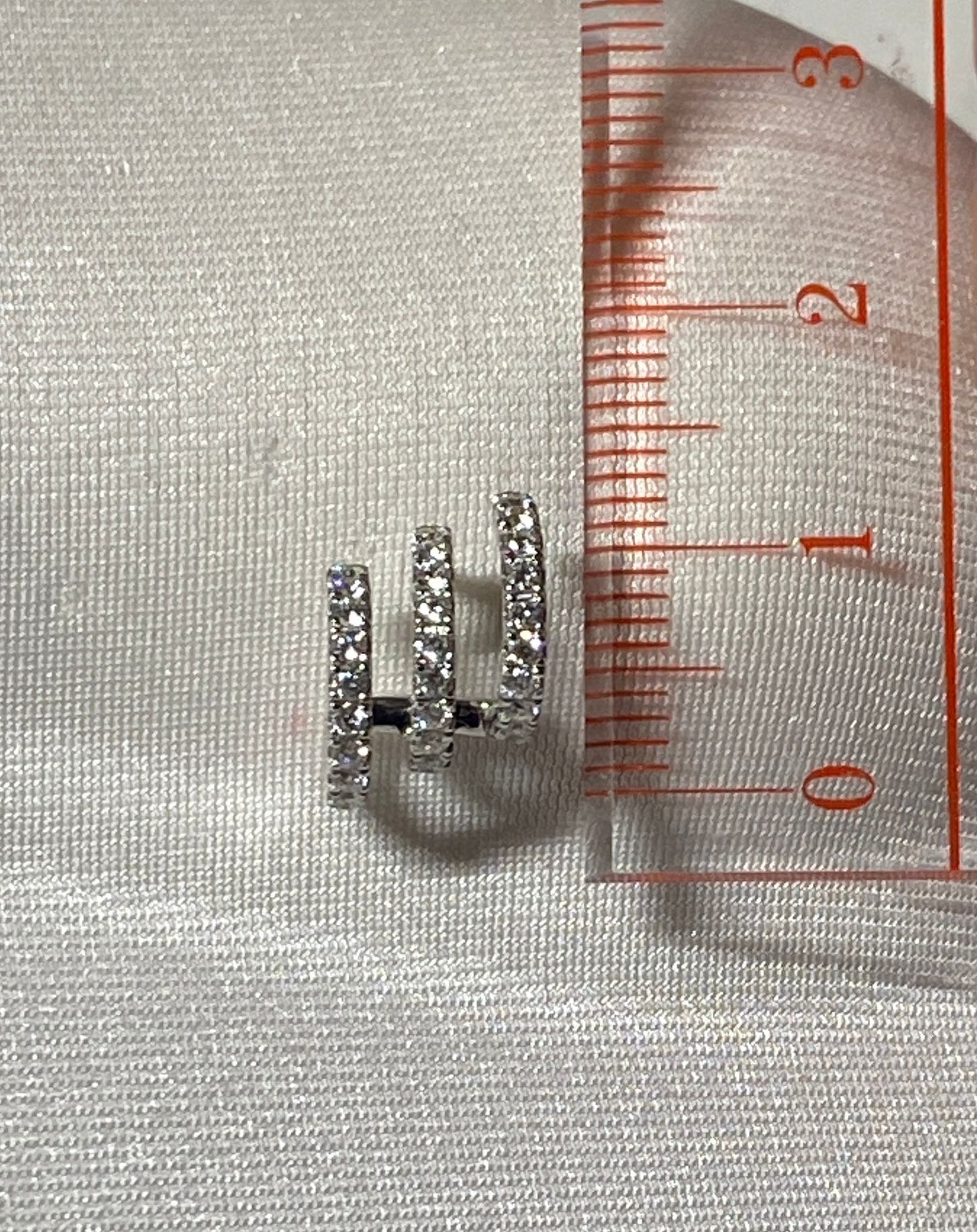 Orecchini a perno multifila in oro massiccio 18 carati con diamanti naturali.