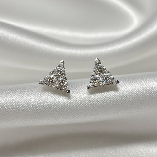 Boucles d'oreilles en or massif 18 carats, serties de diamants taille brillant sous pression.