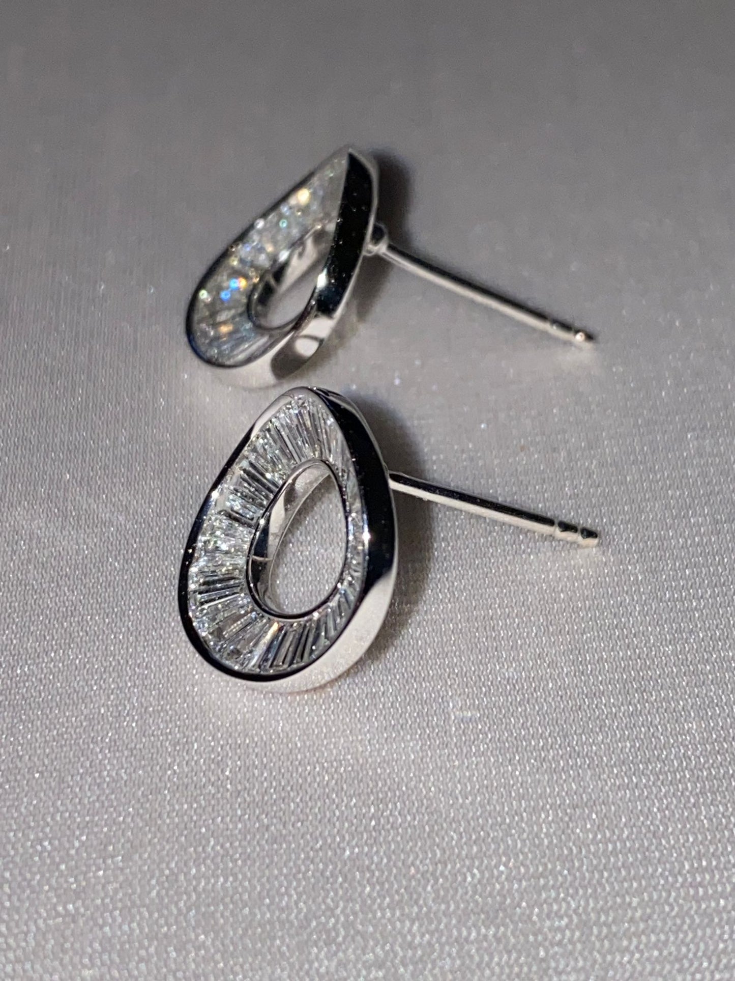 Orecchini a cerchio affusolati in oro massiccio 18 carati con diamanti da 1,15 ct (misura 13 mm)