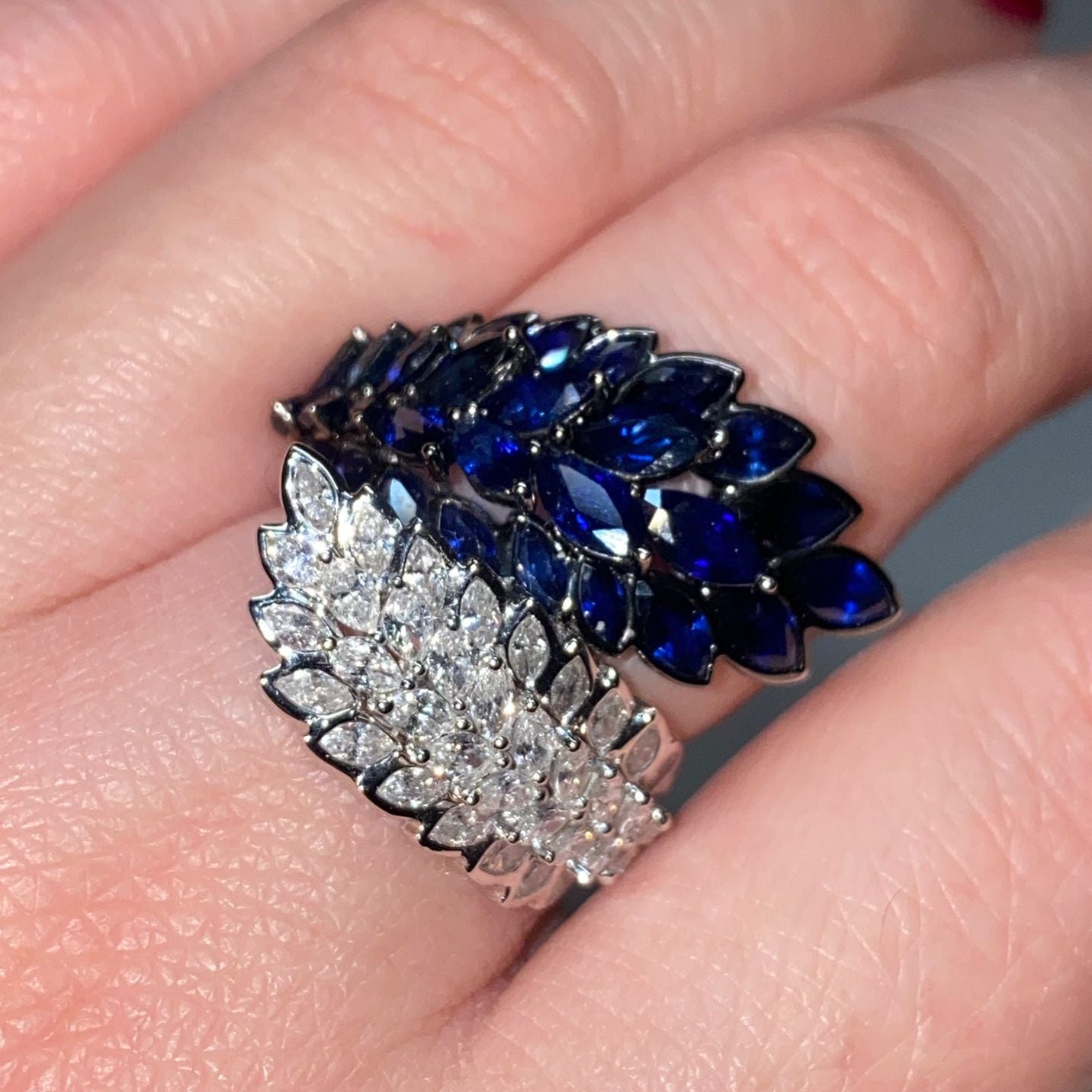 Anello unico nel suo genere con diamanti naturali e zaffiri in oro 18 carati.