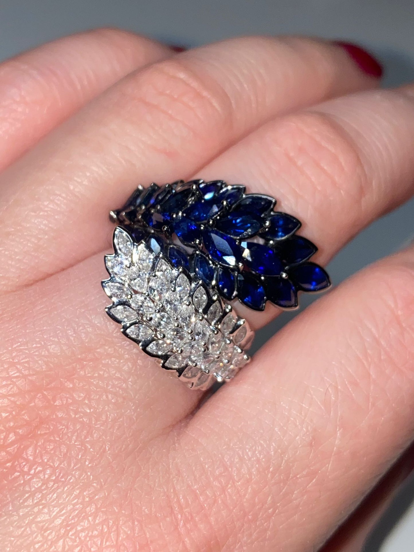 One and only natural diamond and sapphire ring in 18k gold (Resizable)