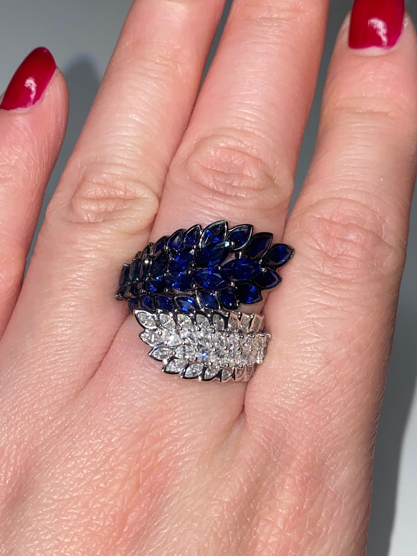 Anello unico nel suo genere con diamanti naturali e zaffiri in oro 18 carati.