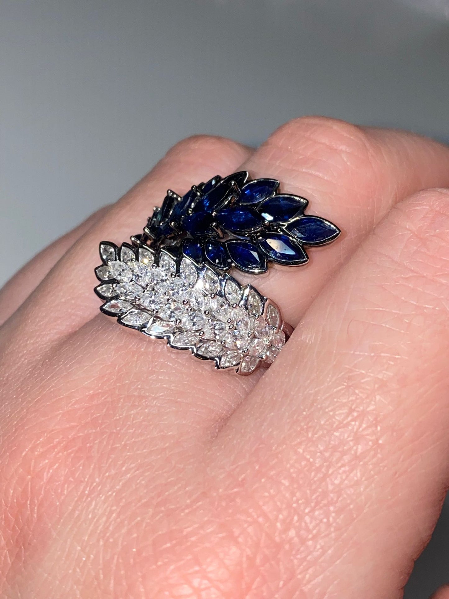 Anello unico nel suo genere con diamanti naturali e zaffiri in oro 18 carati.