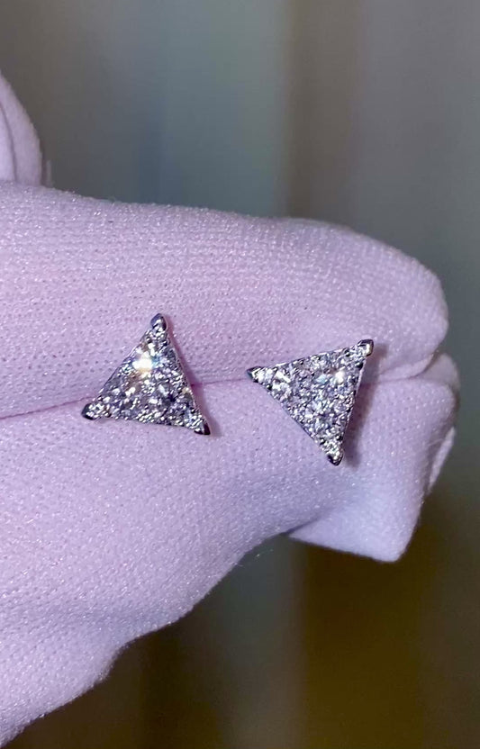 Boucles d'oreilles en or massif 18 carats, serties de diamants taille brillant sous pression.
