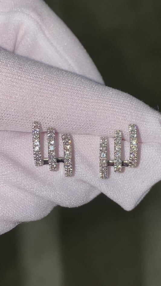 Orecchini a perno multifila in oro massiccio 18 carati con diamanti naturali.