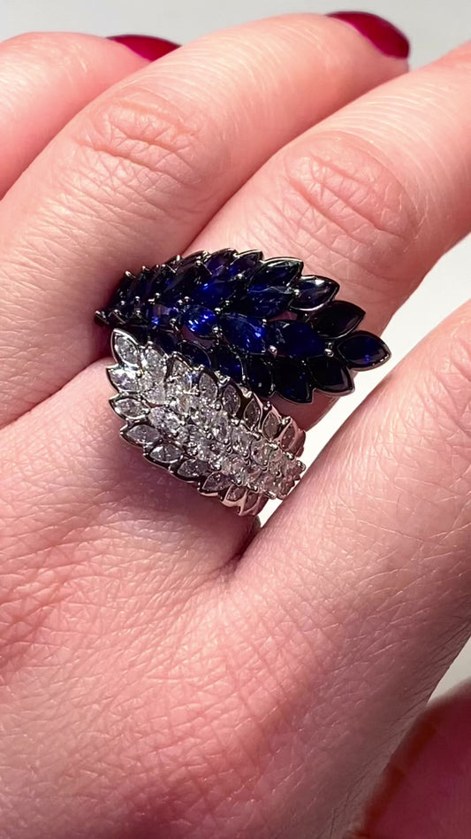 Anello unico nel suo genere con diamanti naturali e zaffiri in oro 18 carati.