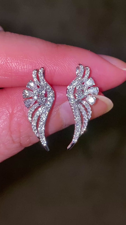 Orecchini a perno a forma di ala con diamanti naturali VS, colore G, in platino.