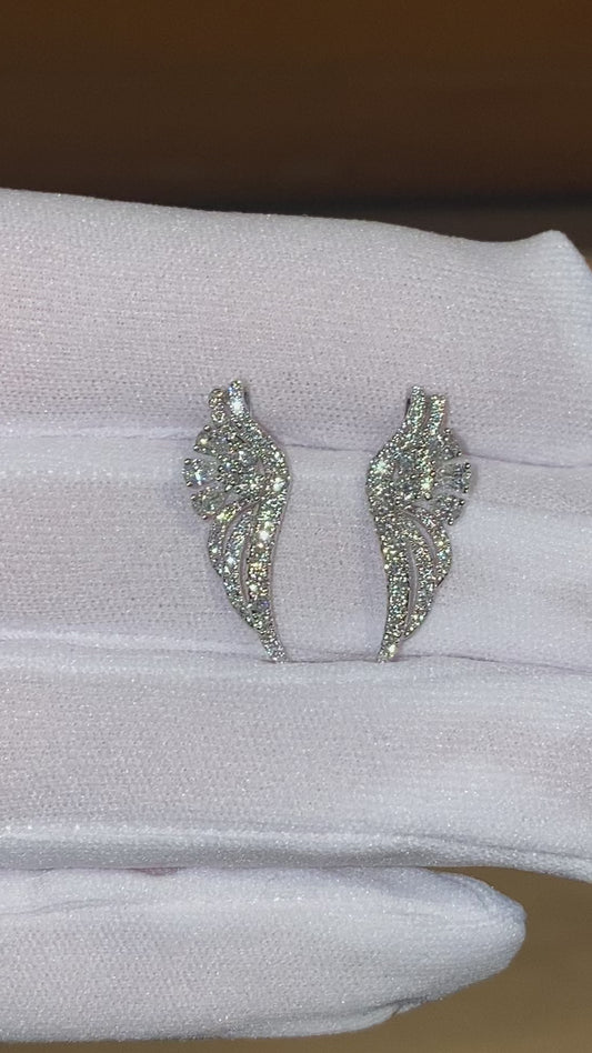 Orecchini a perno a forma di ala con diamanti naturali VS, colore G, in platino.