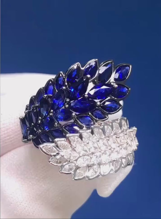 Anello unico nel suo genere con diamanti naturali e zaffiri in oro 18 carati.