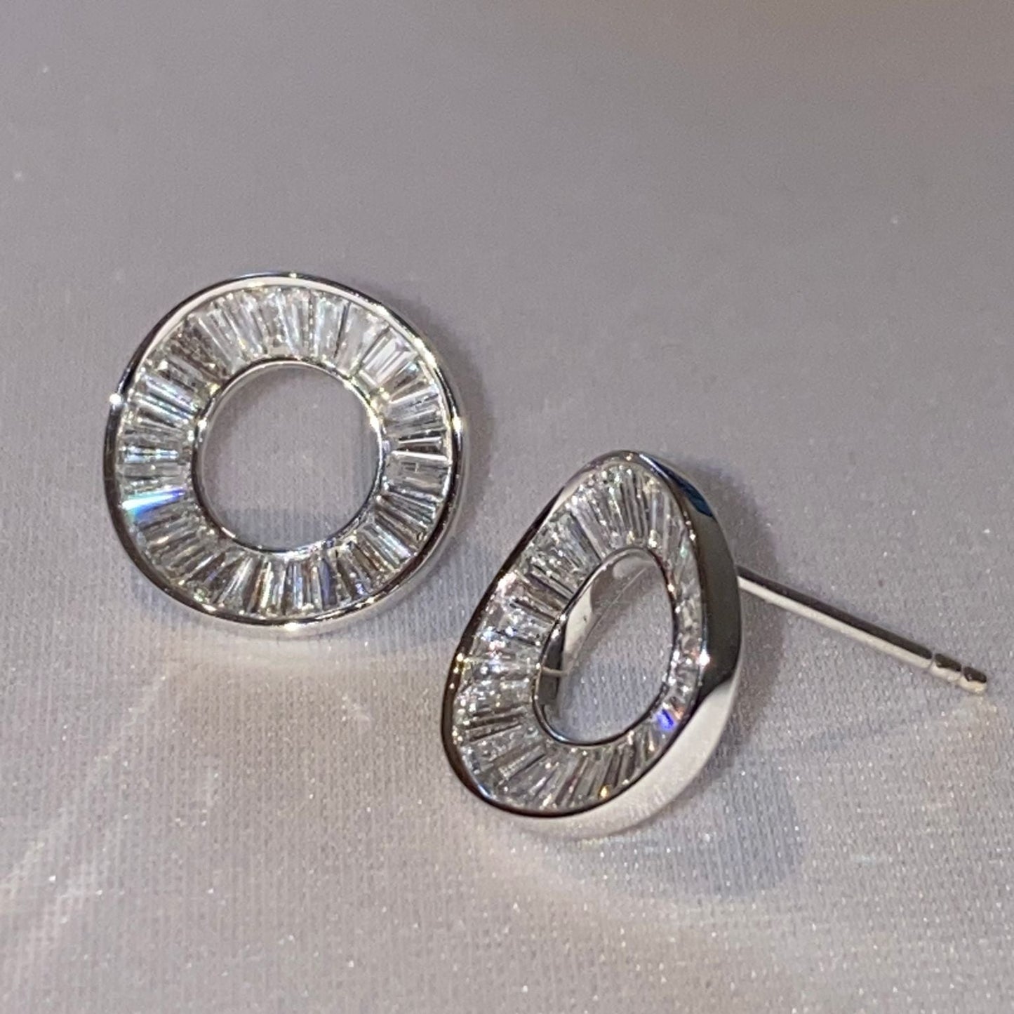 Orecchini a cerchio affusolati in oro massiccio 18 carati con diamanti da 1,15 ct (misura 13 mm)