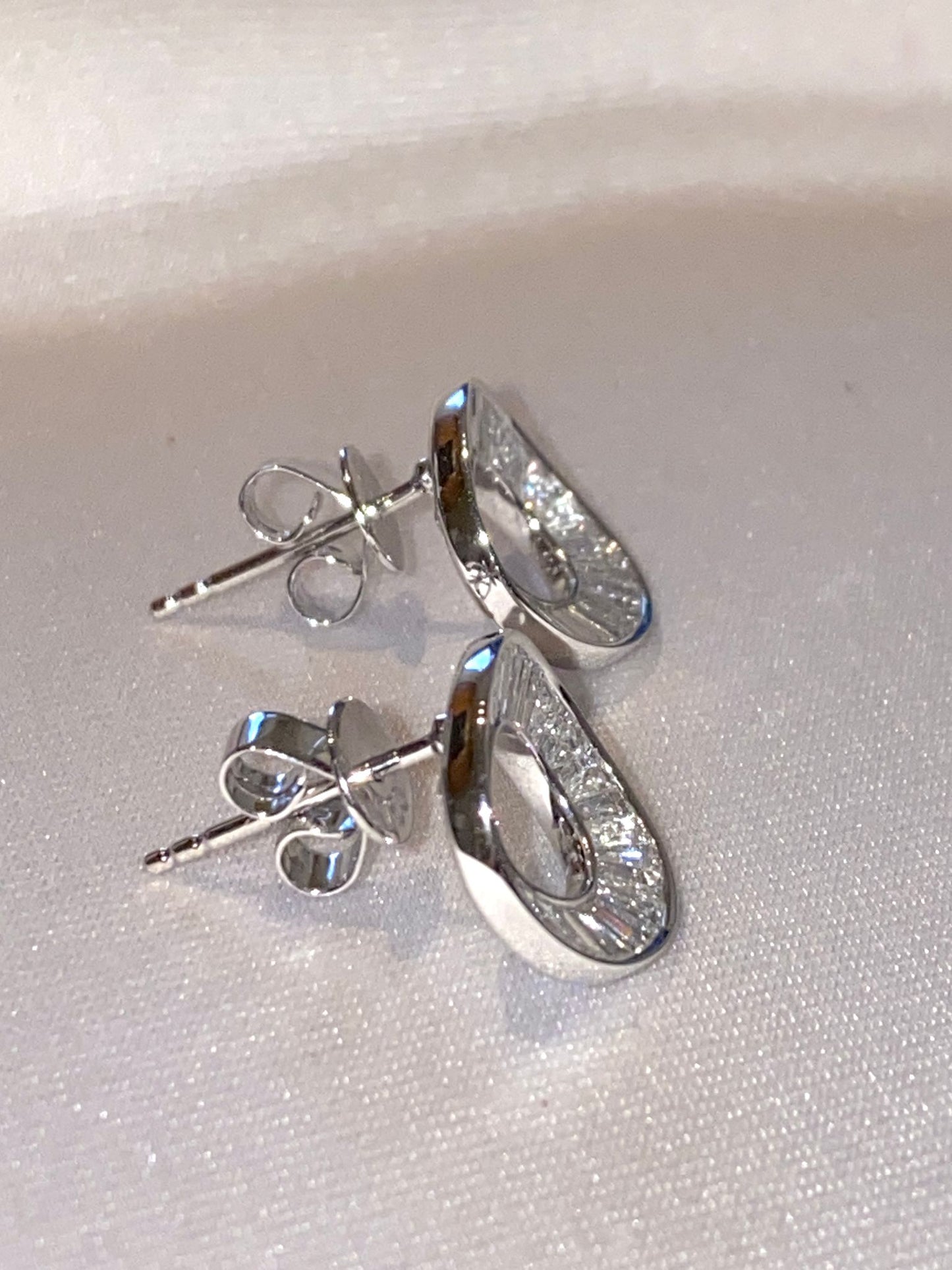 Orecchini a cerchio affusolati in oro massiccio 18 carati con diamanti da 1,15 ct (misura 13 mm)