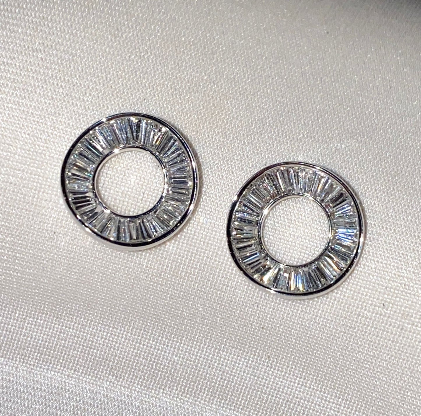 Orecchini a cerchio affusolati in oro massiccio 18 carati con diamanti da 1,15 ct (misura 13 mm)